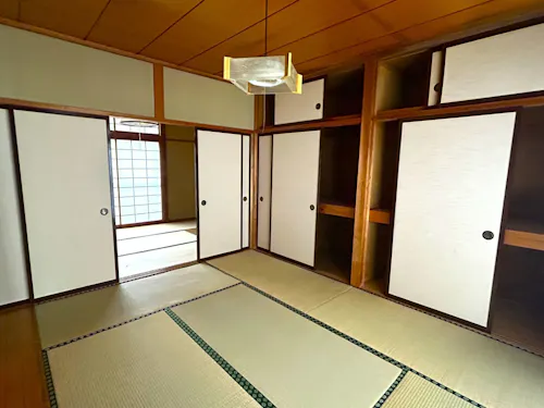 障子を開ければ隣の和室と繋げることができ、広々と使えます!