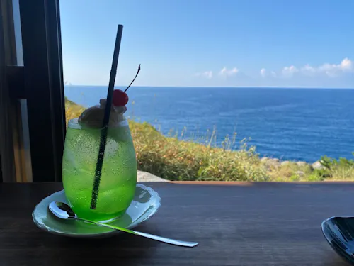海の見えるカフェの窓辺から景色を眺められます（岡見公園／香美町）