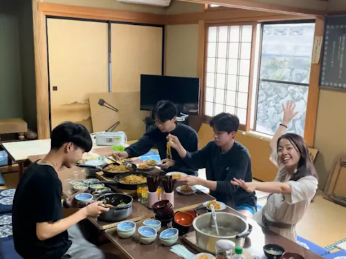 シェアハウスごとに持ち寄りご飯会