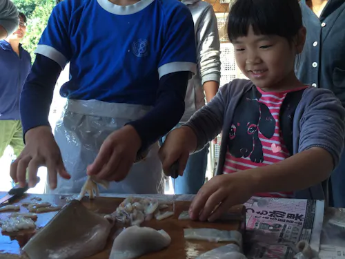 海士町の子どもたちはイカを捌けるんですよ🦑