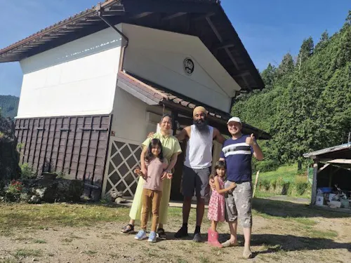 ゲストが宿泊する蔵の前でホストの家族と田舎暮らし体験をすることができます