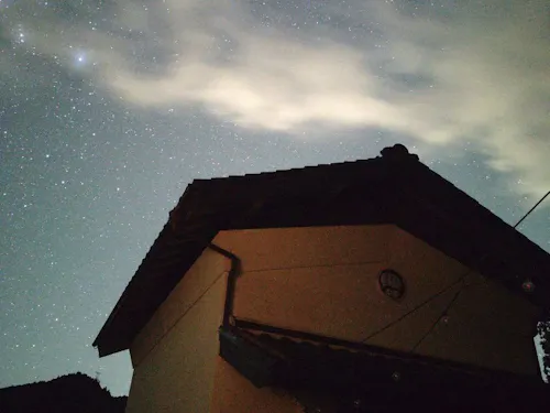 夜には美しい夜空が見えます