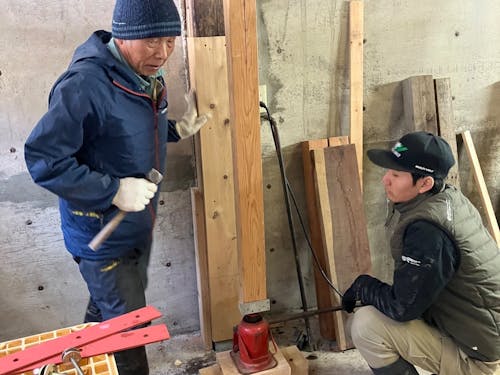 ジャッキアップして腐った柱を切り取り新しい柱を継なげる。