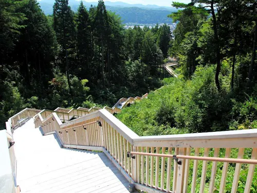 全長360mの空中回廊からは、山々を一望できます。