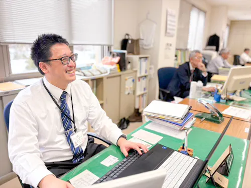 一緒に働く大空町役場の佐藤さん（法務省から派遣）