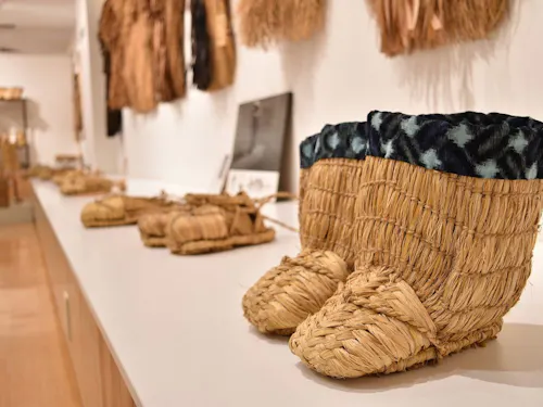わら細工の展示が多数あります