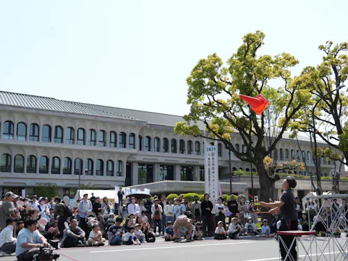 パフォーマンスも大人気！後ろの美しい建物はなんと市庁舎♪