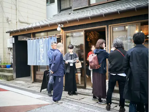 若者たちの手でおせんべい屋さんの跡地がおしゃれなコーヒースタンドに。