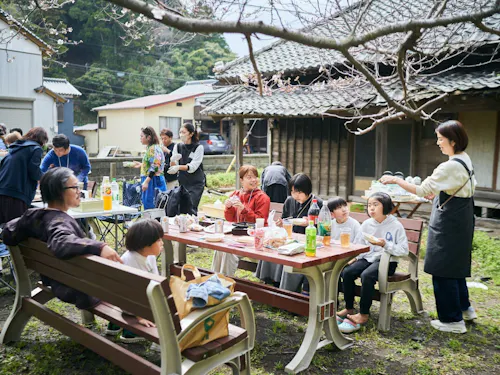 若者たちの手でおせんべい屋さんの跡地がおしゃれなコーヒースタンドに。