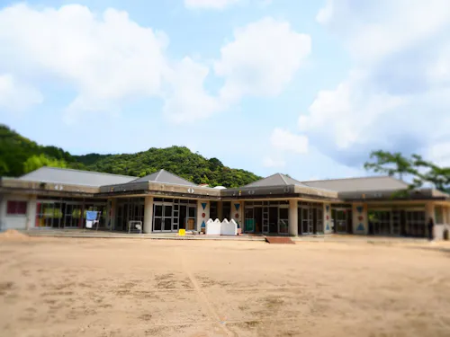 目の前にある保育園。