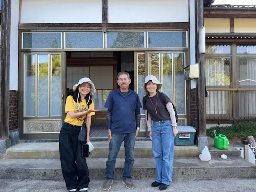 農家の坂田さん（写真中央）のお宅にお邪魔します！