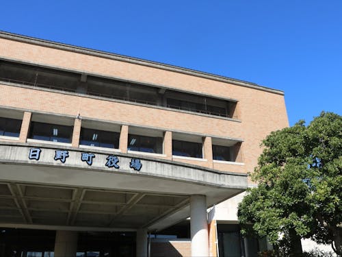 日野町役場の外観。4階建ての庁舎は日野町の中心部にあります