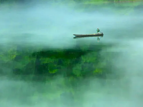 霧幻峡の渡しと川霧