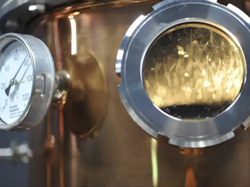 伝統的な銅製蒸溜器