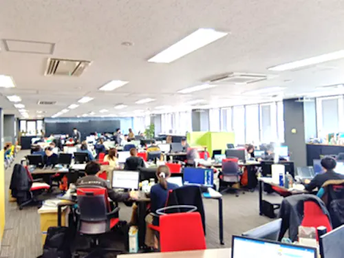 フリーアドレスを導入した、他課との連携もとりやすい大部屋