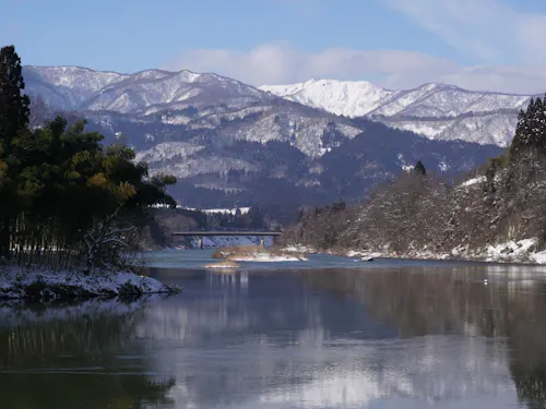 最上川が流れ、東西に山が連なる村山市。四季がはっきり感じられるまちです