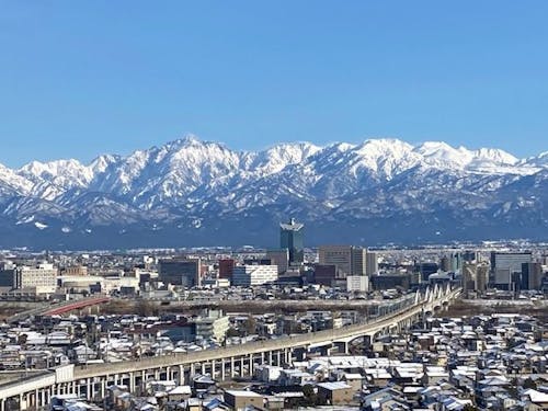 富山市と立山連峰