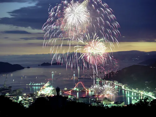 夜空を彩る「みなと花火大会」