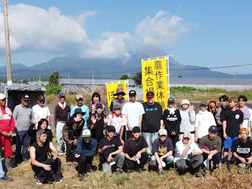 平成新山を背景に参加者のみなさんで集合写真