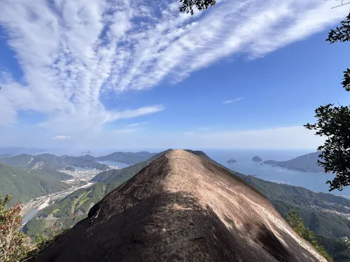 「象の背」と呼ばれる巨岩。海と山の大パノラマが絶景!