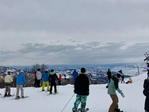 冬はみんなでスキー・スノボをしたり、