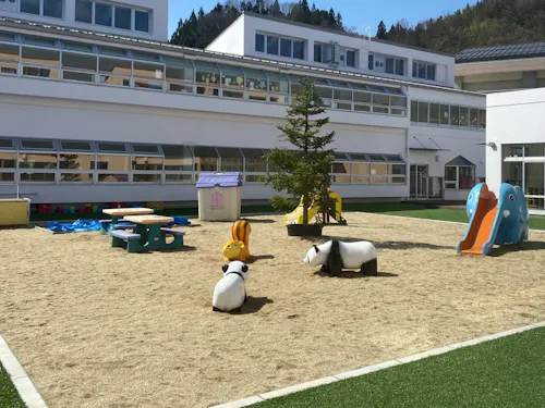 のびのび遊べる中庭が魅力のこども園