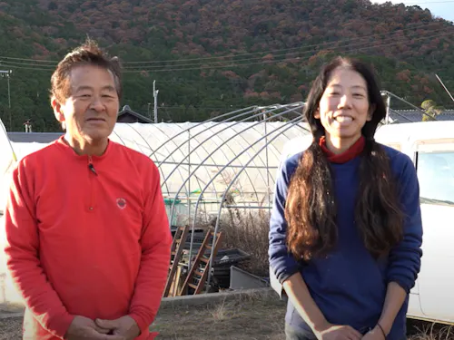 講師の岡野さんご夫妻（チヨちゃんの野菜）