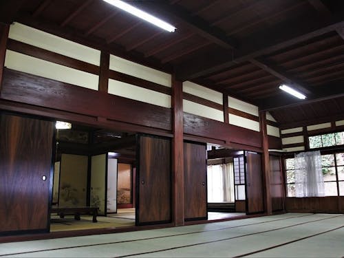 太く立派な木材が、趣きを醸し出す古民家。