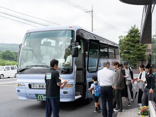 専用バスで移動