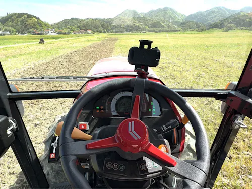 直進は自動運転。田んぼの中を運転する際の特別な免許は必要ありません。