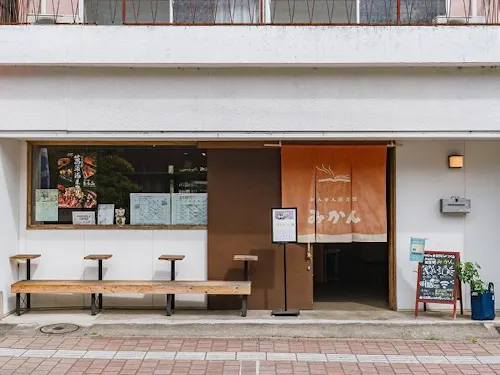 おんせん図書館みかんは商店街に面しており、観光客がふらっと訪れることも。