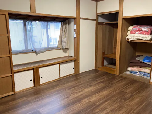シェアハウスの個室をお使いいただきます(クーラーもあります!)