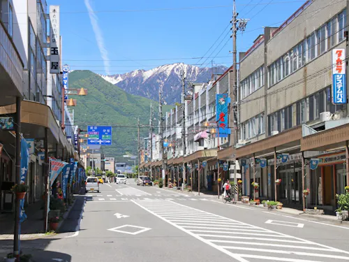 駒ヶ根駅前商店街から望む中央アルプス