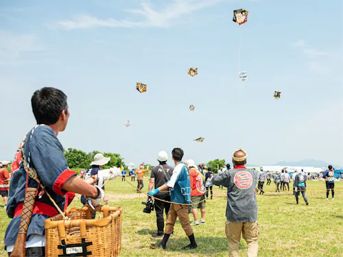 大空に空中絵巻を繰り広げ、相手の凧糸を切りあう空中戦は迫力満点！