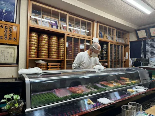 50年大将が立ち続けた「和幸寿司」のカウンター。