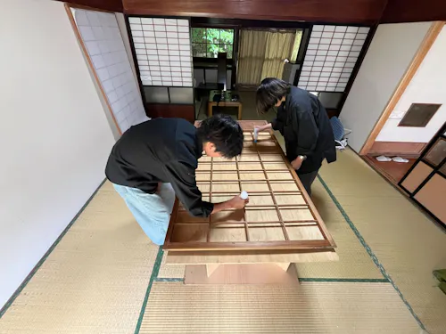 シェアハウスの障子を張り替えている様子