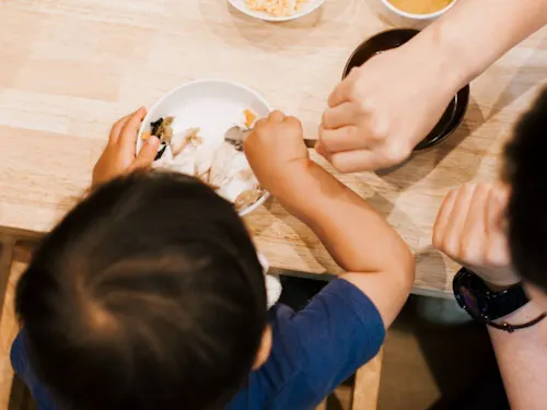 どの子も自分で決めた量の食事をしっかりいただきます