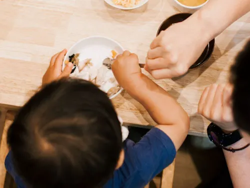 どの子も自分で決めた量の食事をしっかりいただきます