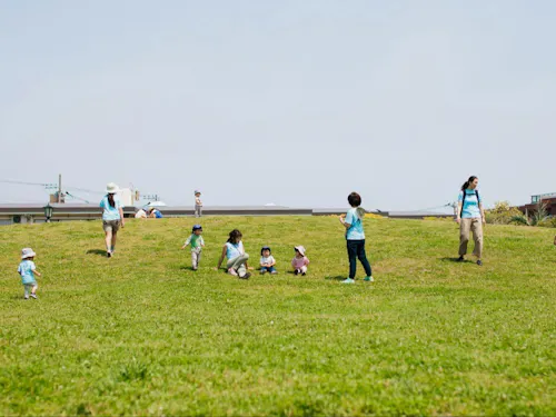 園から少し足をのばし、広い公園で思い切り遊ぶ時間も。