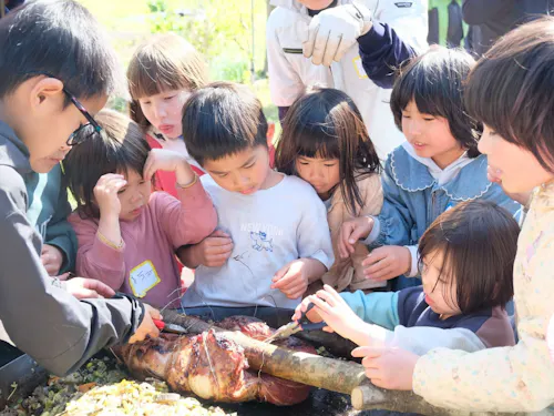お肉に興味津々の子どもたち