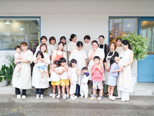 生き生きと働く志賀さんとスタッフの方々