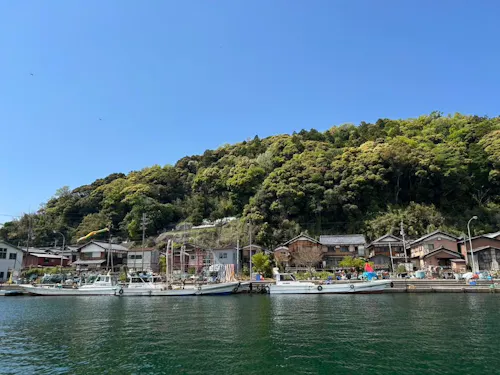 沖島港から見た沖島の風景