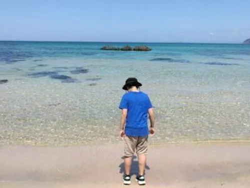 ▲透明度抜群の海辺を散歩・海水浴
