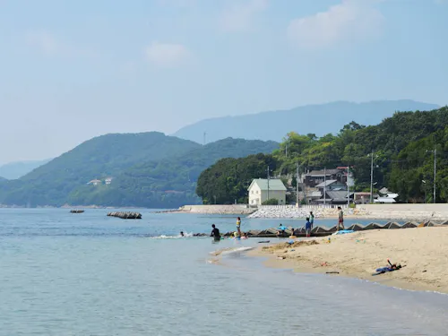 夏の休日は歩いて近くの浜辺へ♪