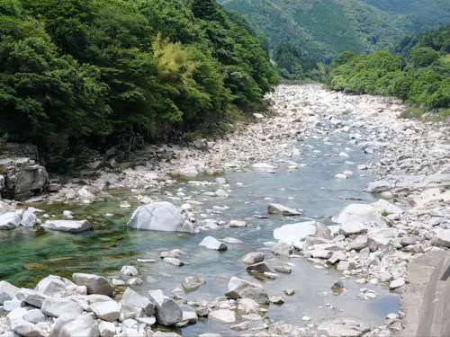 木曽川沿いには、阿寺渓谷やねざめの床なども！