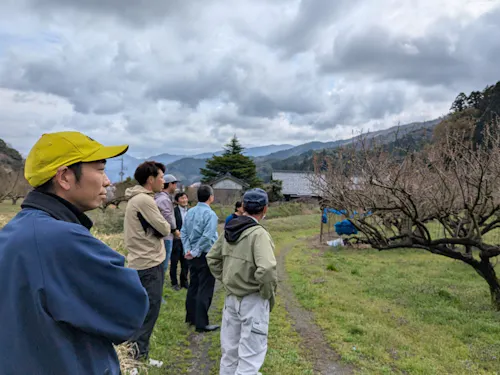 企画の打ち合わせ風景。梅園を下見中。
