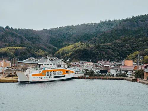 船でしかたどり着けない2200人の離島