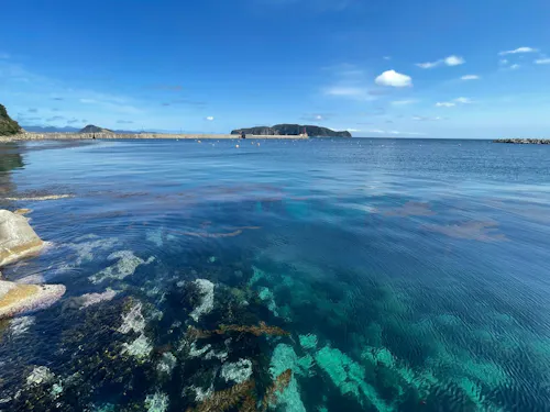 透き通った海。車でぐるっとまわったら40分という小さな島。こんな絶景が日常です