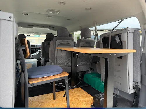 FLAP号の後部にデスク!現在はキャンパー仕様に更新中🚙