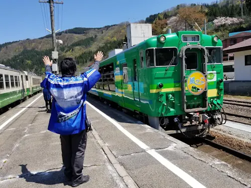 特別列車が来た際はみんなでおもてなしをします。